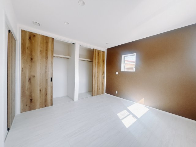 【中古戸建】高崎市上中居町の寝室|■主寝室｜お洒落なアクセントカラーが入っているので、シックな雰囲気になっております。落ち着いた雰囲気で夜はよく眠れそうですね