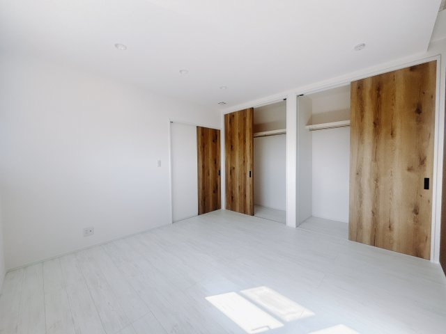 【中古戸建】高崎市上中居町の寝室|■主寝室｜広い寝室ならインテリアも自由自在にお楽しみいただけます♪お外から帰ってきた後は寝室でゆっくり自分の時間をお過ごしください。