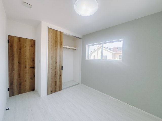 【中古戸建】高崎市上中居町の洋室|■2階洋室｜ナチュラルカラーの床です。模様替えなどとても楽しく工夫できます♪陽当たり、風通しもとても良いので毎日快適な生活スタートです！子供部屋にも良いですね♪
