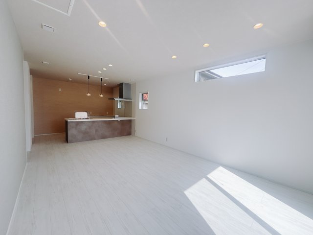 【中古戸建】高崎市上中居町の居間・リビング|■リビング｜家族でゆったりくつろげる、居心地の良いリビング♪賃貸と違って、テレビや音楽の音を気にしなくて良いことが嬉しいですね(*＾＾*)