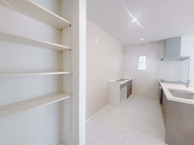 【中古戸建】高崎市上中居町のキッチン|■パントリー｜キッチン横にはパントリーをご用意しております♪収納に困ってしまうなので心配はございません！