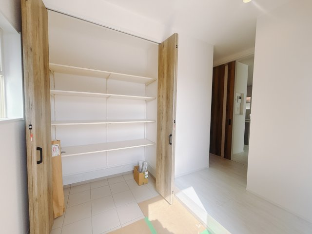 【中古戸建】高崎市上中居町の収納|■玄関｜ご家族の靴がたくさんしまえる下駄箱付き。お子様の靴がこれから増えても安心な大きさです。