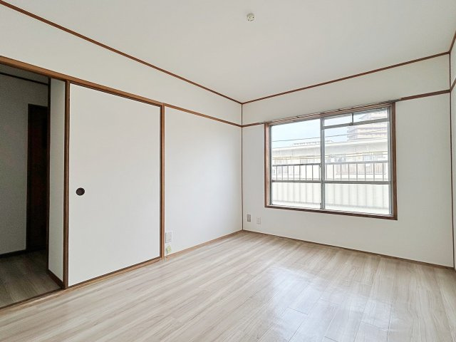ハイム富田北棟の洋室|【約６帖】木調の味わいと高い機能性でくつろぎの空間をちょっとした工夫で暮らしをより良く、お手入れも簡単に生活できます。