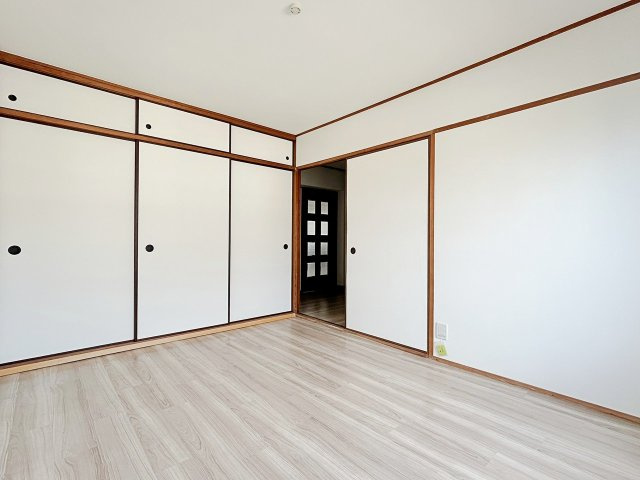 ハイム富田北棟の洋室|【約６帖】家族一人ひとりの大切なプライベート空間。趣味に合わせて使って頂けるようシンプルに仕上げてあります。暮らし心地を大きく左右する収納を、適材適所に配置し使い勝手を考慮しました。