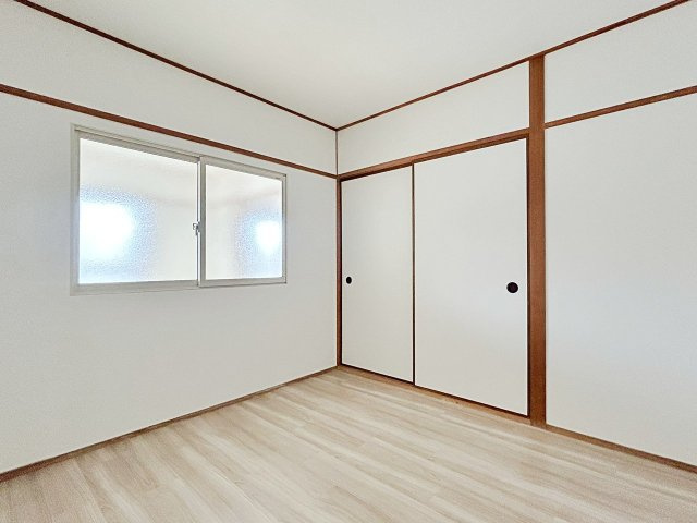 ハイム富田北棟の洋室|【約4.5帖】木目のフローリングが暖かみのある室内に。明るい寝室で心地のいい朝を迎えられそう。