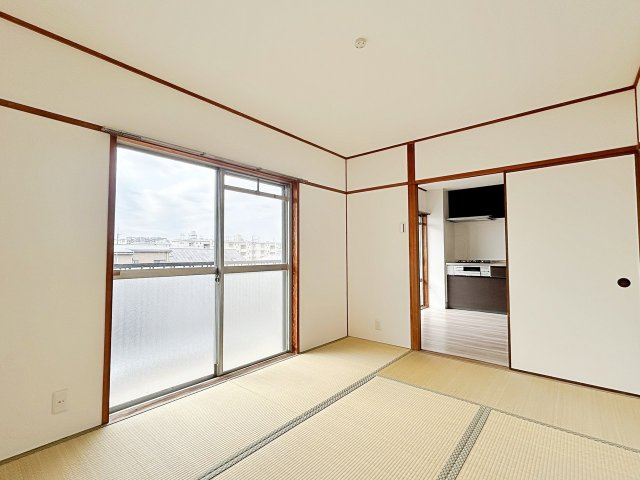 ハイム富田北棟の和室|【約６帖】落ち着いた和の空間がリビングに隣接。昼は家族のくつろぎ、夜は来客用の客間としても使える多用途設計で、暮らしにゆとりを与える住まいです