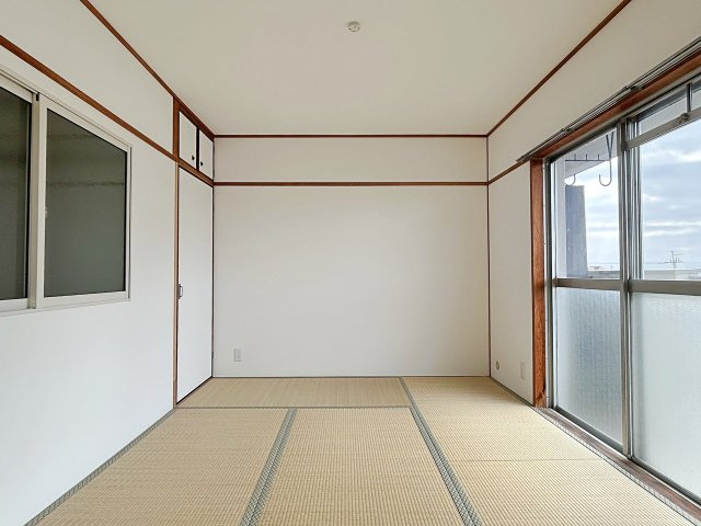 ハイム富田北棟の和室|【約６帖】落ち着きある和室は、畳の香りに包まれたくつろぎ空間。昼寝や趣味、客間としても使え、家族みんなが心地よく過ごせます。