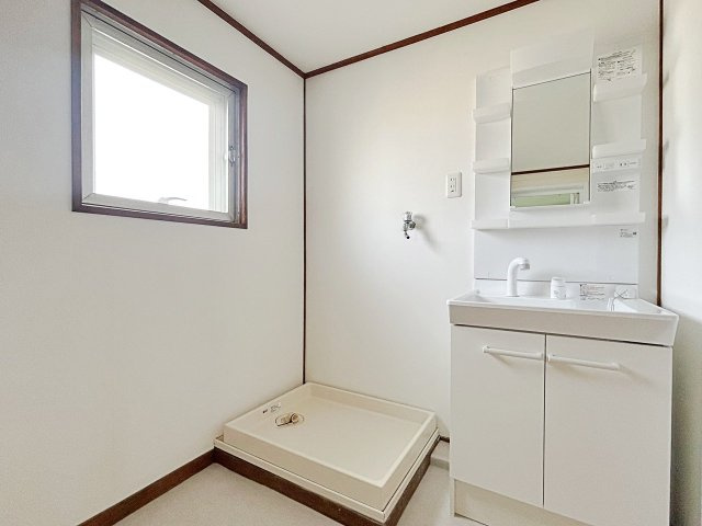 ハイム富田北棟の独立洗面台|換気ができる窓付き洗面所で、においや湿気をすっきり解消。いつでも清潔で快適な空間が持続し、家族みんなが使いやすい仕様です。
