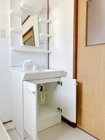 ハイム富田北棟の独立洗面台|毎日の身支度がスムーズにできる、無駄のないシンプルな洗面所。清潔感があり、どんな暮らしにも馴染む使い勝手の良い空間です。