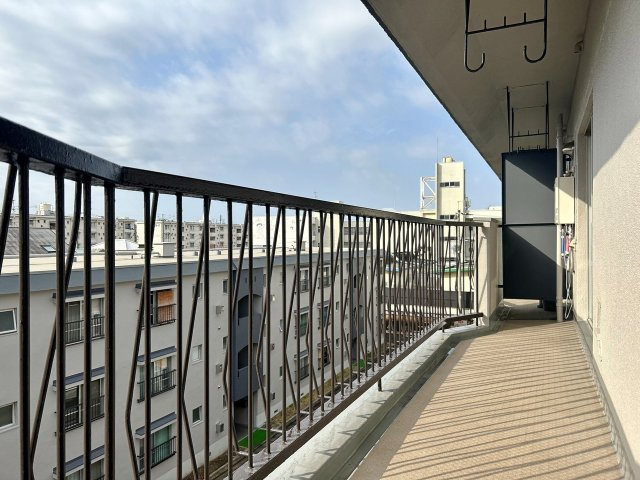 ハイム富田北棟のバルコニー|陽光がふりそそぐ南向きバルコニー。室内の明るさを確保しながら、洗濯や趣味を楽しむ、毎日が快適な暮らしのスペースです。