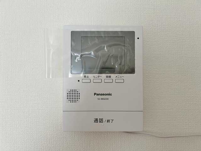 ハイム富田北棟の設備|【ＴＶモニター付インターホン】来訪者を画面で確認できるＴＶモニター付インターホン完備。安心・安全な暮らしをサポートする設備です。