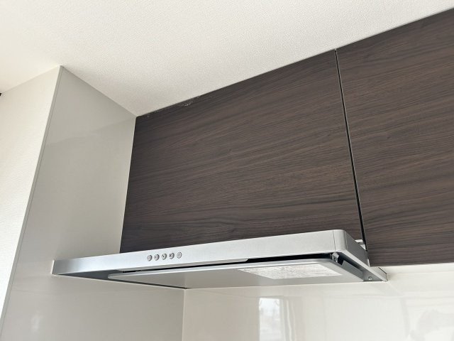 ハイム富田北棟の設備|【レンジフード】お手入れしやすいレンジフード完備。油汚れや煙もサッと掃除でき、いつでも清潔で気持ちの良いキッチンを保てます。