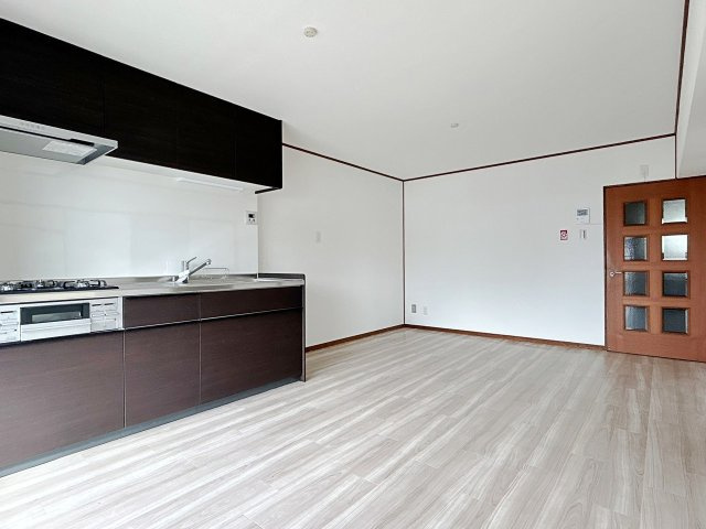 ハイム富田北棟の居間・リビング|【約12.1帖】無駄のない長方形リビングで、お部屋全体を広くスッキリ使える間取り。テレビやソファの位置も決めやすく、インテリアを楽しみたい方にぴったりです