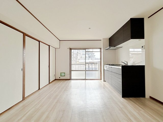 ハイム富田北棟の居間・リビング|【約12.1帖】飾らないシンプルなリビングは、暮らし方を選ばない柔軟さが魅力。ソファもダイニングも置きやすく、毎日の生活を自然と整えてくれる心地よい空間です。