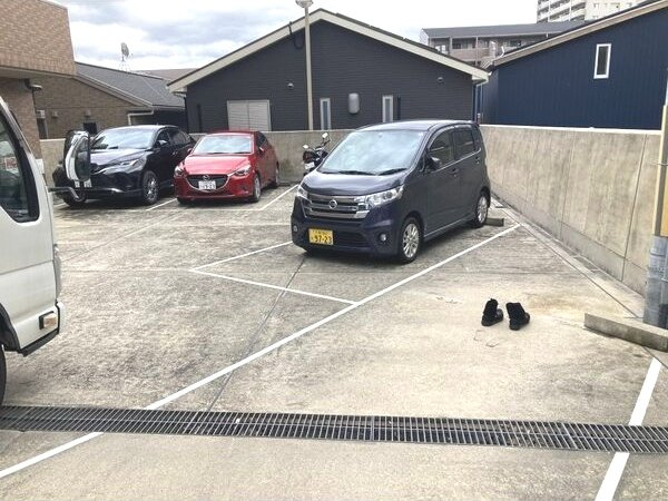 プレリュード江坂の駐車場