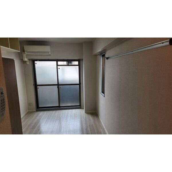 プレリュード江坂の洋室