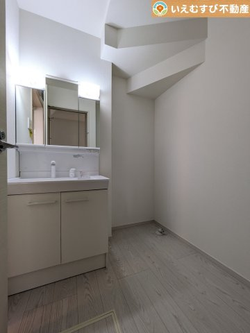Terrechez　本庄市本庄2期の独立洗面台|3面ミラーの後ろは収納スペースを完備
生活感のあるものは隠して、スッキリシンプルな洗面台に！清潔感のある空間♪