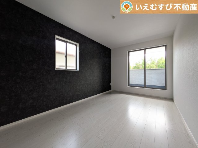 Terrechez　本庄市本庄2期の洋室|2面採光で明るい居室
たっぷりの採光で明るいお部屋にアクセントクロスがおしゃれな洋室！