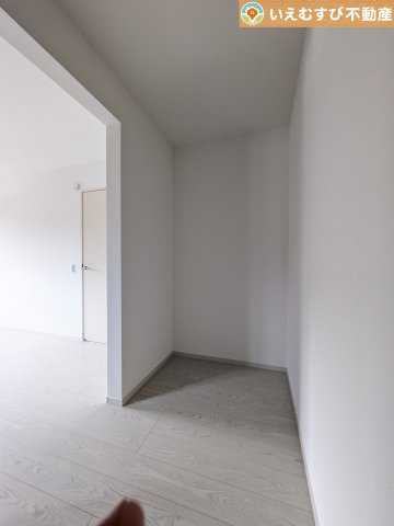 Terrechez　本庄市本庄2期の収納|たっぷりの収納力を備えたウォークインクローゼット
たくさん収納できるので季節物やかさばるバッグなども片付きます♪