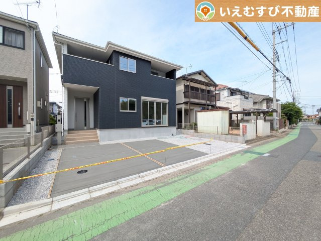 Terrechez　本庄市本庄2期の駐車場|2台駐車可能なスペース完備
しっかり舗装してある駐車スペースで天気が悪く足元が悪い日でも乗り降りしやすい♪