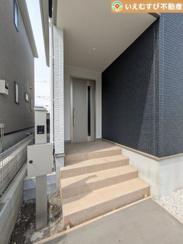 Terrechez　本庄市本庄2期のエントランス|落ち着いた色づかいのエントランス
駐車場からアクセスの良いエントランス。雨の日や荷物が多くても安心の動線♪