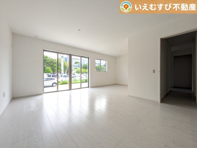 Terrechez　本庄市本庄2期の居間・リビング|白を基調にした清潔感溢れる印象のリビングダイニング
白基調なので明るく、広く感じます。どんな家具も合わせやすそうですね！