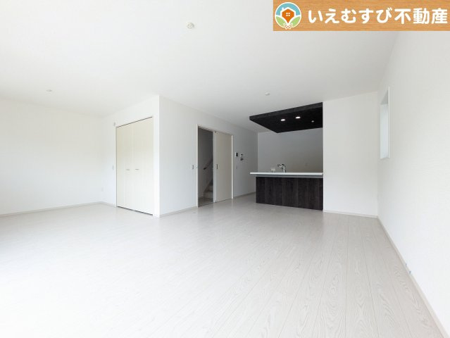 Terrechez　本庄市本庄2期の居間・リビング|ご家族みんながゆったりくつろげるリビング
ゆとりの空間でくつろいだり遊んだり、家族の時間が楽しみですね♪