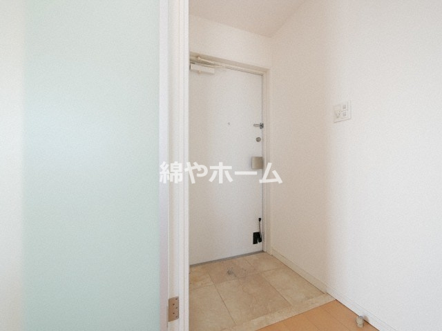 コーラルポワント難波WESTの玄関|収納もある玄関です