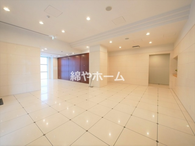 コーラルポワント難波WESTのロビー|ゆとりのあるロビーです