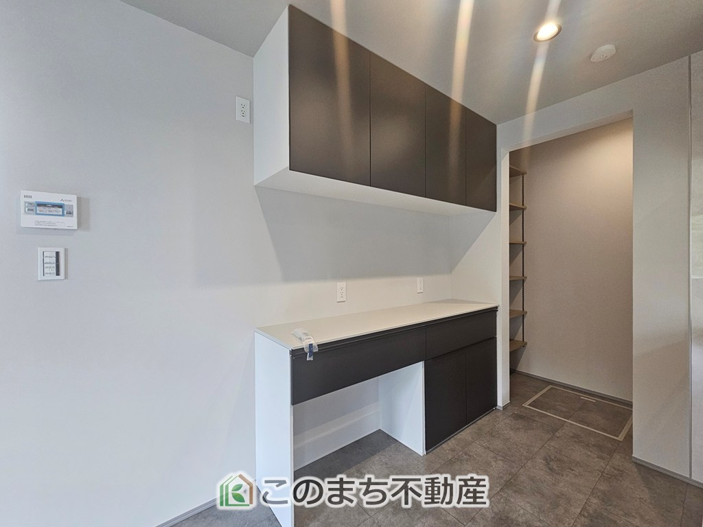 アーバンモデリア宇都宮市細谷町の内装|調理器具や食器などの小物がいっぱいのキッチン。少し気を抜くとすぐにごちゃごちゃしてしまいますよね。そんなお悩みをスッキリ解決してくれるものが、キッチン収納です。