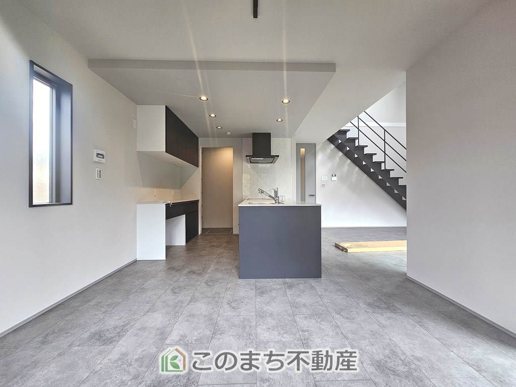 アーバンモデリア宇都宮市細谷町の居間・リビング|時間のゆとりと空間、暖かな陽光がもたらす光と風を独占してください。新しい暮らしが始まります。