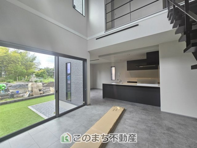 アーバンモデリア宇都宮市細谷町の居間・リビング|開放感のある広々としたリビング☆家族みんなでゆったりくつろげます♪
南側から暖かな日差しが差し込みます♪キッチンからリビングの様子がよく見渡せます☆
