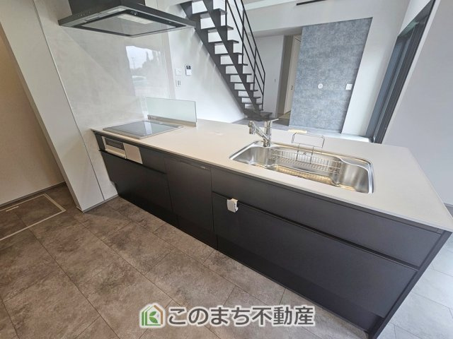 アーバンモデリア宇都宮市細谷町のキッチン|リビングで過ごすご家族とコミュニケーションを楽しみながら作業可能です♪お料理を並べられるカウンター付きで、配膳・片付けをサポート！