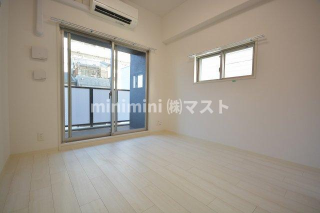 エステムコート大阪WESTⅡの居間・リビング|部屋横の小窓は角部屋のみです