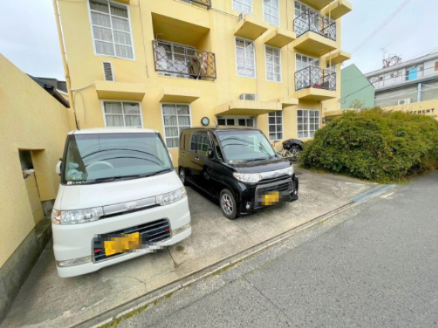 アパルトマンKの駐車場