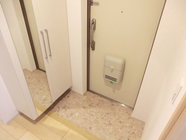 ラコルタ南浦和Ｓｔａの玄関|★広めの玄関スペース・大型シューズボックスあり★