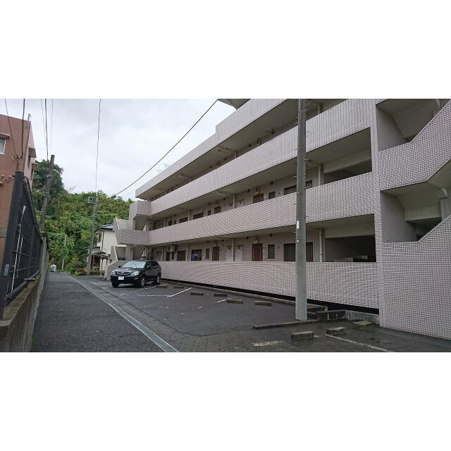 エーデルハイムの駐車場