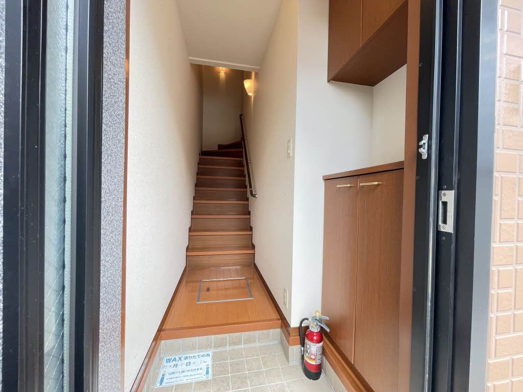 プラザ・カナン弐番館の玄関