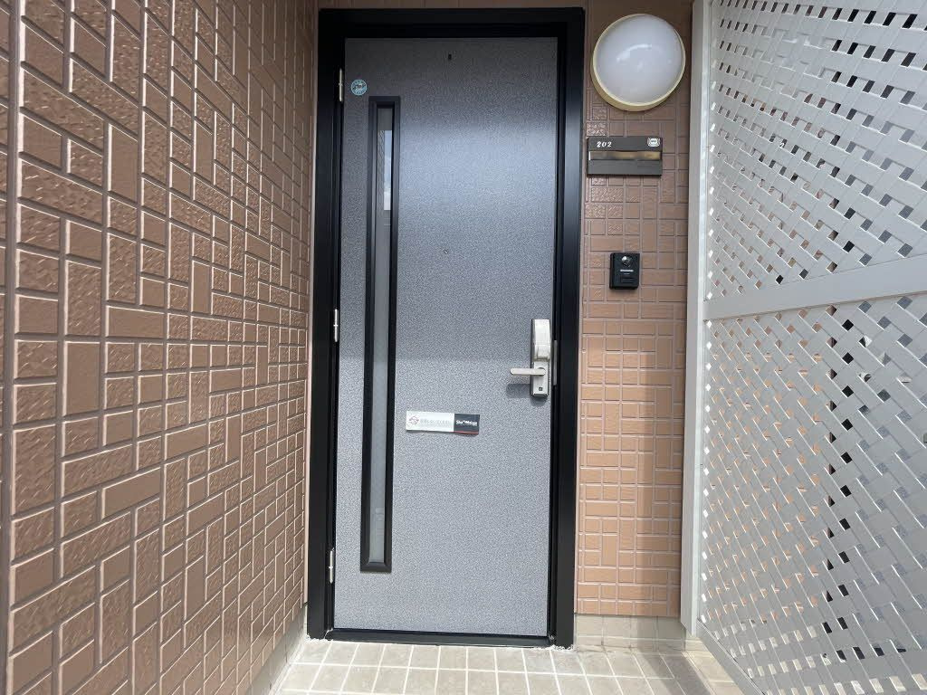 プラザ・カナン弐番館の玄関