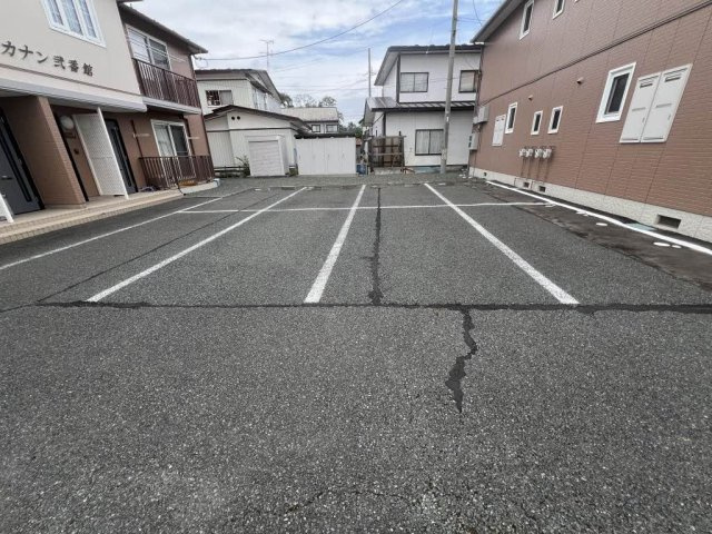 プラザ・カナン弐番館の駐車場