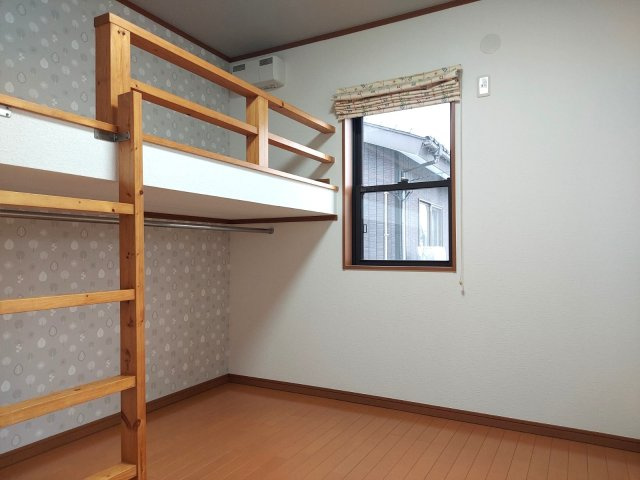 新潟市西区小針南の洋室