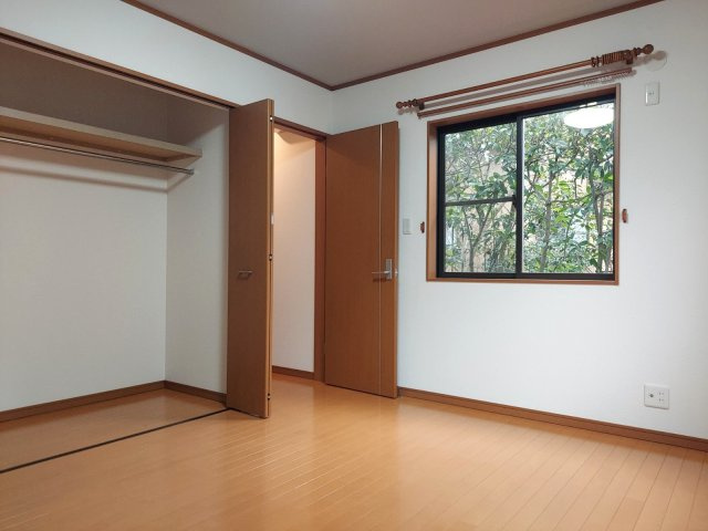 新潟市西区小針南の洋室