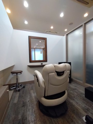 【内装】 | 弁天町沼澤ビル | 各ブース内にカット台・洗髪台・ミラー・収納スペースが設置済み。