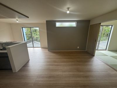 【居間・リビング】 | 南城市玉城糸数4期（全2棟） | 2号棟　LDK17帖♪キッチンはオシャレな折下げ天井採用♪