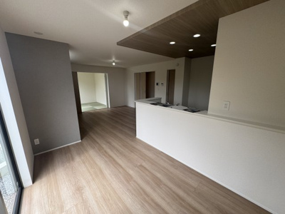 【居間・リビング】 | 南城市玉城糸数4期（全2棟） | 2号棟　LDK17帖♪キッチンはオシャレな折下げ天井採用♪