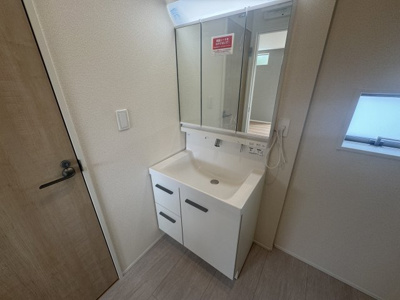 【独立洗面台】 | 南城市玉城糸数4期（全2棟） | 2号棟　三面鏡付き洗髪洗面化粧台♪
