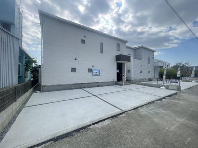 【外観】 | 南城市玉城糸数4期（全2棟） | 2号棟　並列駐車3台完備♪