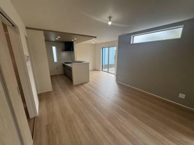 【居間・リビング】 | 南城市玉城糸数4期（全2棟） | 2号棟　LDK17帖♪キッチンはオシャレな折下げ天井♪