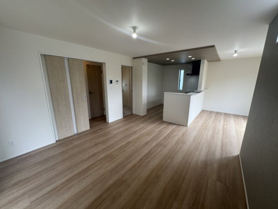 【居間・リビング】 | 南城市玉城糸数4期（全2棟） | 2号棟　LDK17帖♪キッチンはオシャレな折下げ天井♪