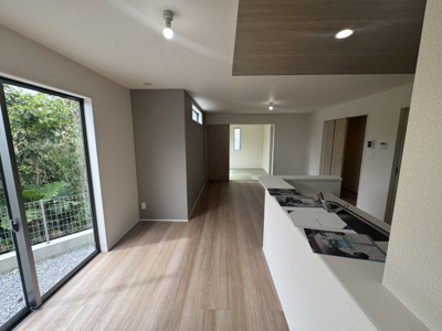 【居間・リビング】 | 南城市玉城糸数4期（全2棟） | 2号棟　LDK17帖♪キッチンはオシャレな折下げ天井♪